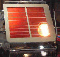 圖一、製作於玻璃基板上的有機薄膜太陽電池，轉換效率為2%