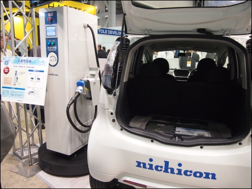 nichicon  公司再度研發出CHAdeMO規格中全球最小最輕的急速充電器