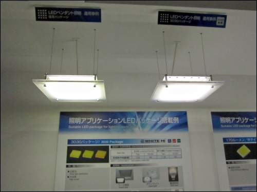Toyoda gosei推出一款極為簡單不過卻很有效的吊燈燈罩，透過光源前方的擴散板，反射的光線直接散射到燈具大角度範圍，不用複雜的光學設計或燈罩設計