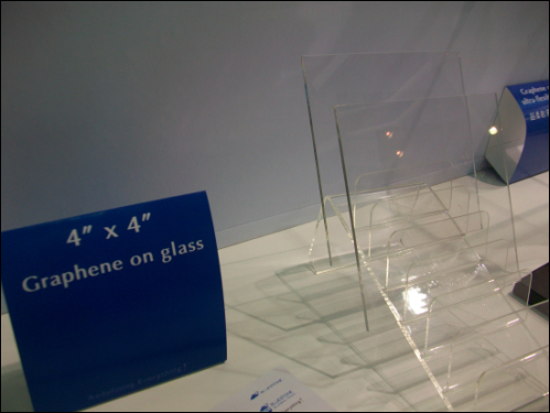 Bluestone(藍石)公司展出四吋見方的石墨烯玻璃