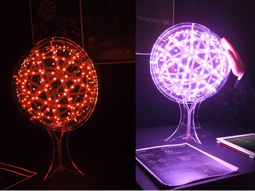 5角12面體的球體LED照明，以Paira為名，創造出猶如截下霓虹照明展的一景，彷彿光芒四射的煙火。可利用I Phone或I PAD的APP進行控制顏色變化，從白色到紫色到藍色，可配合當時的時空背景進行變化