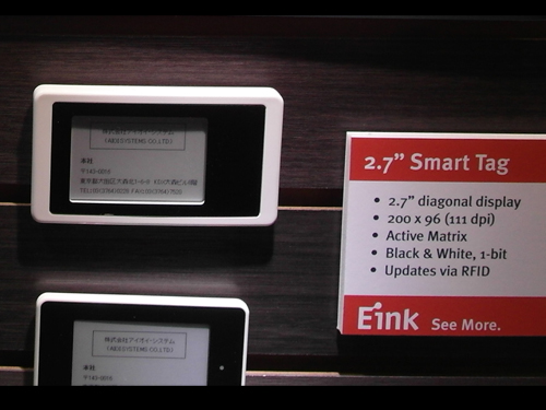 三色電子標籤顯示原理<br>傳統的E-ink電子書採用電泳式黑白粒子顯示，搭配彩色濾光片則可達到彩色的效果，然而因彩色濾光片會造成光利用率的下降導致顯示的色彩不夠鮮豔，SID 2013 E-inch發表了採用黑白紅三色電泳式粒子，使面板可顯示黑、白、紅三色，在不使用彩色濾光片的狀態下可得到較佳的顯示效果，適合應用於電子標籤