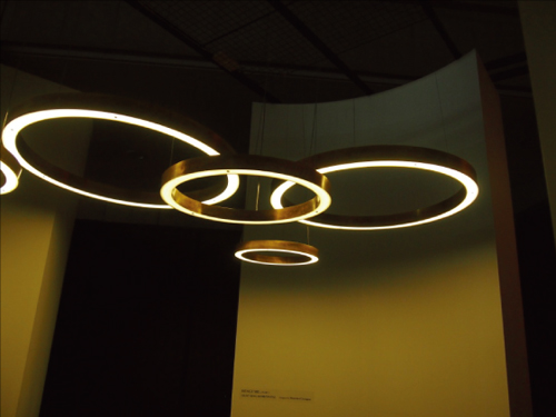 <b>BRIDG-歐洲知名品牌設計師專區</b><br>
HENGE SRL(義大利)<br>以手工研磨而成的大小燈環，展現光之美