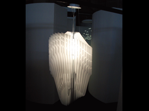 <b>BRIDG-歐洲知名品牌設計師專區</b><br>
SLAMP SPA AVIA(義大利)<br>重疊50層Opalflex®而成的作品，設計者似乎將建築女神Zaha Hadid設計的日本新國立競技場(2020年東京奧運體育館)做了動態呈現，勾勒出建築與技術結合之美
