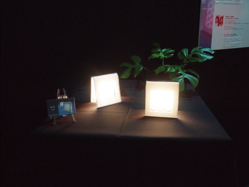 <b>展現日本傳統工藝之美-東京設計照明展專區</b><br>
利用OLED特有的柔和感，映照出麻葉紋的優雅，結合高科技光源與傳統技藝的「結衣」作品-永峰 麻衣子/荻原 陽子
