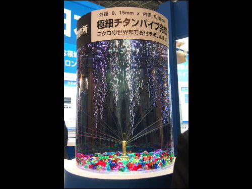 日本特殊管製作所展示內徑0.08mm、外徑0.15mm的極細鈦管