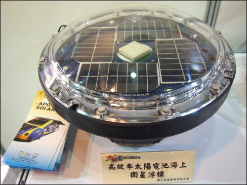 國立高雄應用科大展示高效率太陽能海上衛星浮標