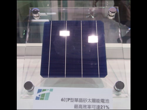 英業達展示之6吋P型單晶矽太陽能電池，最高效率可達21%