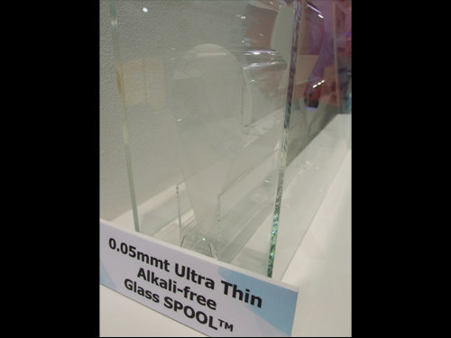 旭硝子(AGC)展示的0.05mm超薄無鹼玻璃，是全球最薄的浮法生產玻璃基板