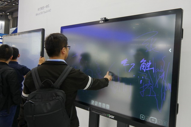 康得新展示全球98吋最大觸控螢幕