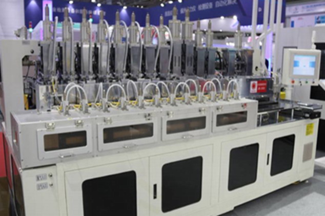 環球同創機械展出低能耗（35~40KW/h）和高產能（25~35s/pcs）之3D玻璃熱彎機