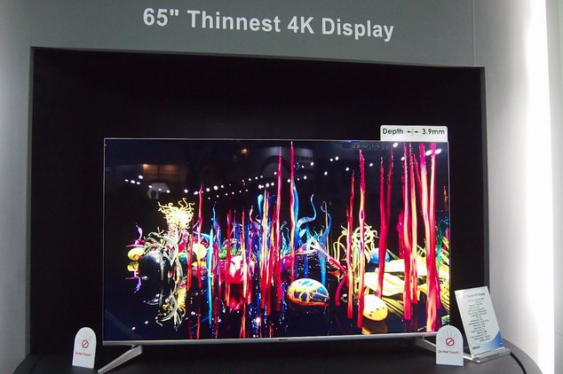 群創公司展示的65吋4K顯示器，厚度僅及3.9mm，號稱全球最薄