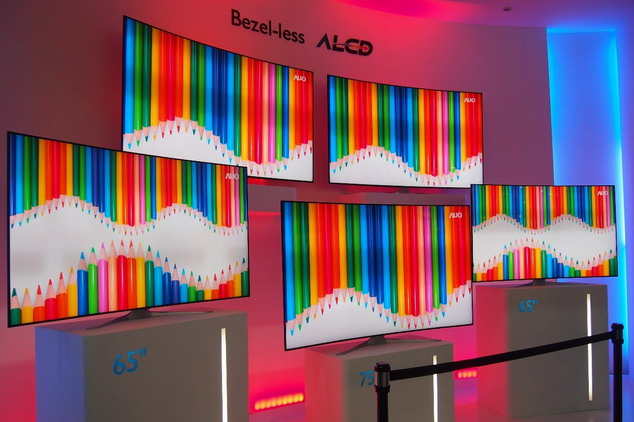 友達由75吋無邊框LCD所組成的展示牆，可配合內容影像改變背景色光，創造絢麗的色彩感