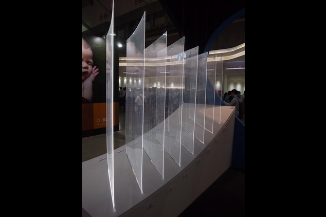顯示器導光板專業廠茂林公司展示出厚度1.5mm，從55吋到80吋的導光板