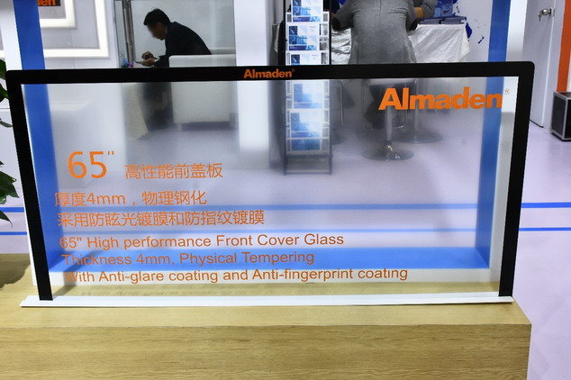 亞瑪頓展出大尺寸物理鋼化玻璃，同時具有防眩光與防指紋鍍膜，製程相較於化學鋼化對光學性能影響較低，成本也較低
