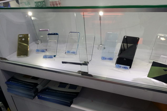 恆煦電子材料所展示以黃光製程製作的手機玻璃背蓋，克服各種形狀的玻璃背蓋，並具有相當的成本競爭力