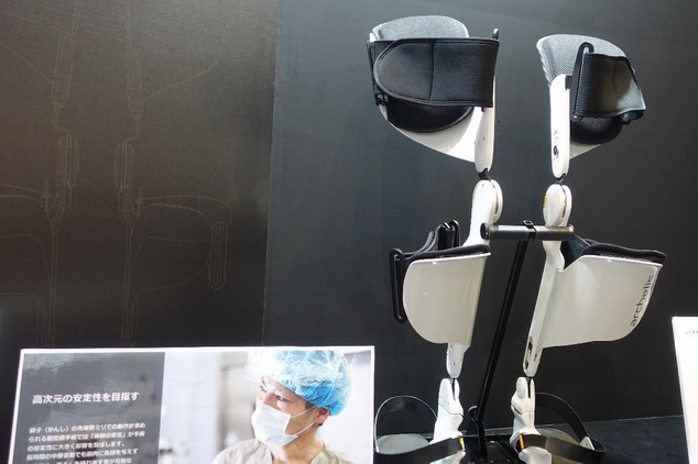 NITTO所開發之穿戴式椅子「archelis」，主要應用於手術室供醫師開刀時使用