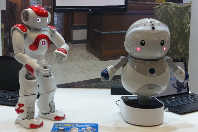 Softbank Robotics 的「NAO」(左)與Smart Robotic的「SE-02」服務型機器人