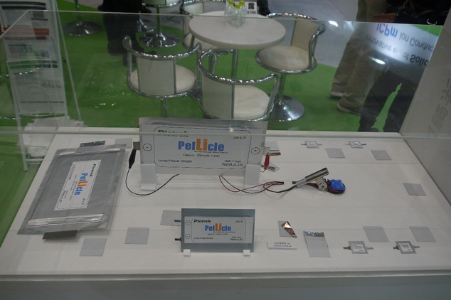 PIOTEK利用LED燈作放電的固態電池展示