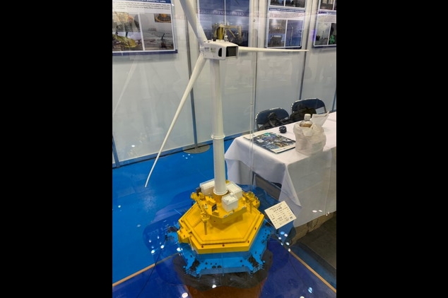 日本福島浮動式海上風電發電示範計畫，主要針對浮動式海上機組的安全性、可靠度及經濟性等進行檢測，圖為海上浮動式5MW風力機模型