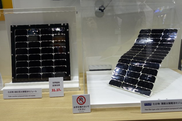 SHARP展示的化合物薄膜太陽電池模組外觀，轉換效率號稱達世界最高的31.17%