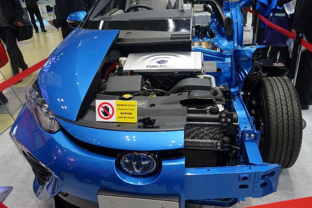 TOYOTA公司展示的MIRAI燃料電池車，以氫為能源，右後方黃色為高壓儲氫槽