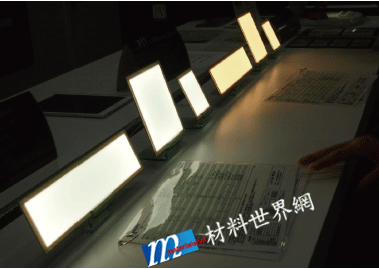 圖六、日本Lumiotec展示之冷、暖色系白光OLED元件