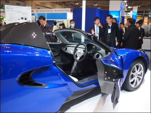 東麗公司以碳纖維技術打造的輕量化概念車 TEEWAVE AR1
