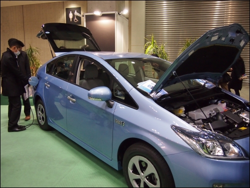 TOYOTA汽車展出 PRIUS PHV，它採用的是同步永久磁石式的發電機，使用鋰電池、普通充電電壓1.5h/AC200V及急速充電電壓3h/AC100V，充一次電可行駛26.4公里。整車稅後價格為320萬日元，日本政府最高補助金額45萬日元