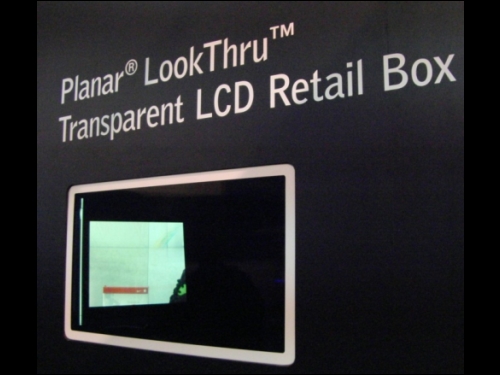 Planar Systems展出取名為LookThru的32吋透明LCD商品展示櫃