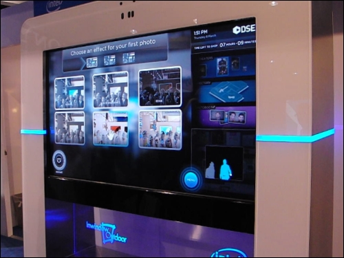 Intel的Inwindow's Experience Stations，可讓消費者透過觸控或手勢與數位看板互動，此系統會辨識消費者的性別與年齡，提供個人化的廣告與體驗