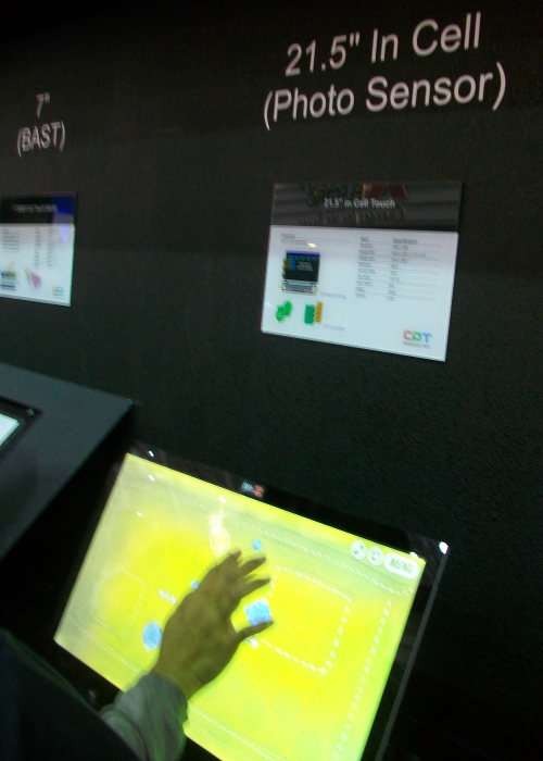 華映(CPT)展出的21.5吋光學式In-cell觸控LCD