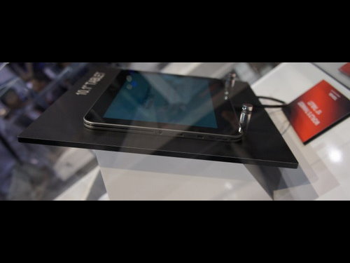輕、薄、防水的特色也是本屆CES在行動裝置上的觀察重點，Toshiba展示世界最薄(0.3吋厚)Tablet Excite X10