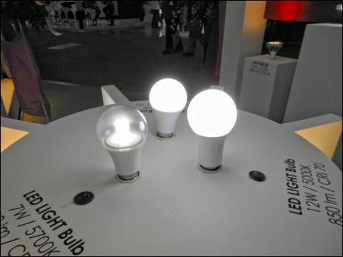 大角度LED燈泡技術手段<br>採用中心透鏡與過半圓外擴散燈殼互相搭配，即可達到均勻光擴散的效果，不過光的損失量是半罩式燈殼的一倍