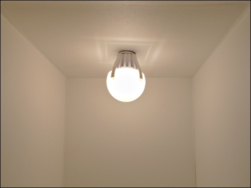 億光大角度LED燈泡，兩段燈殼設計<br>採用兩截式元件設計，同樣可以達到300度的光擴散角度