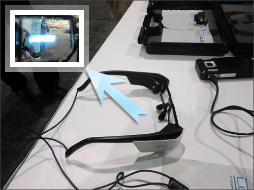 Lumus公司展示頭戴式顯示器，可直接呈現彩色影像，重量與體積皆較輕，而且畫質也較佳。以LCOS顯示影像，模組右側為LCOS顯示器，中間為一為投影模組，右邊為壓克力鏡片(左上圖)