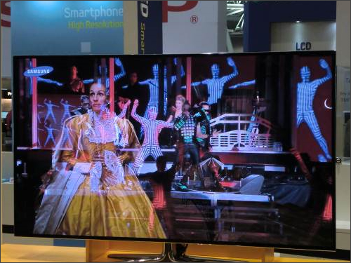 Samsung展示Super Dual-view OLED，以高頻顯示兩種不同畫面（>120Hz）搭配LC Shutter glass，可切換欲觀看之畫面