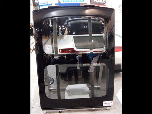三菱化學的有機太陽電池原型電動車上的全景車頂，其中所採用的聚碳酸酯玻璃，與一般玻璃比較，隔熱性能3到5倍的提升，減輕約30%~40%的重量，紅外線隔熱聚碳酸酯(polycarbonate)材料可有效隔熱調控車內溫度增加乘客舒適度