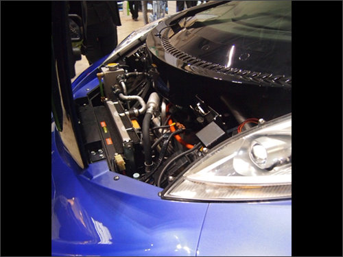 SIM-Drive電動車，其特色為採用車輪內馬達(In-wheel motor)，能有351公里的續航距離，對於電池、整流器的擺放，特別設計具強度且中空的低重心車體結構，可實現較大的車內空間...(點左圖)