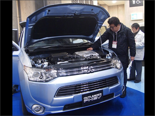 三菱汽車工業插電式混成電動車...(點左圖)