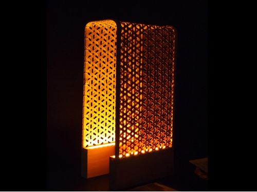 GATE LIGHT：設計師佐川素峰與小田純史認為光源可以進步，透過新款和風燈具，表現日本人所創造出的新的光影型態