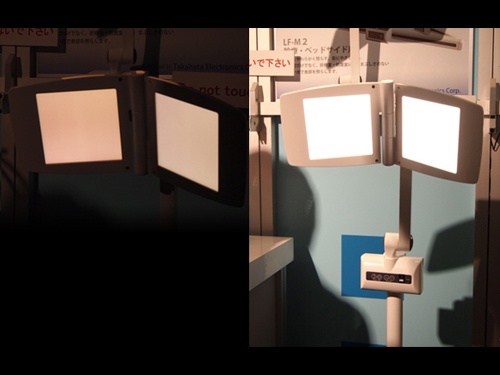 商品名稱：Luna Face<br>展出公司：TAKAHATA電子<br>
商品特色：醫療業界第一個有機EL系統，最大特色為乳白色的光線，光線的光譜與自然光幾乎相同，有助於掌握患者的情況。目前開發的商品有巡房用攜帶式燈具、桌燈、床頭燈等等