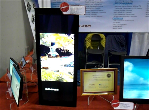 晶達光電提供的28吋透明顯示器，應用於商品櫥櫃展示