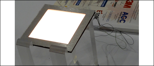 日立公司展示利用溶液製程的元件製作出實體的光片