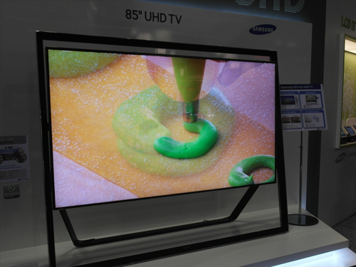 SAMSUNG推出的85-inch UHD(Ultra high definition)TV，解析度為Full HD的四倍(resolution:3,820 X 2,160)，對比5000:1，亮度500cd/cm2，色域NTSC 72%