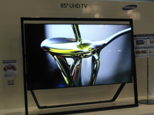 SAMSUNG推出的85-inch UHD(Ultra high definition)TV，解析度為Full HD的四倍(resolution:3,820 X 2,160)，對比5000:1，亮度500cd/cm2，色域NTSC 72%