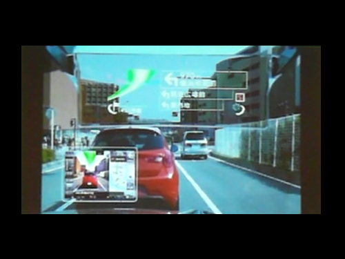 Pioneer發表的車用抬頭顯示器應用情境，抬頭顯示器放置於擋風玻璃前具備擴增實境的效果