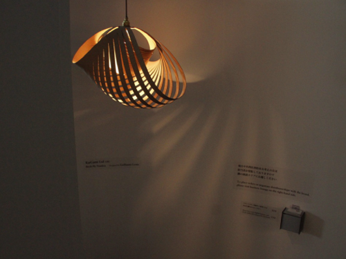 <b>BRIDG-歐洲知名品牌設計師專區</b><br> 
Kaigami LTD. (英國)<br>靈感來自摺紙的英國設計師作品，透過光、影展現出曲線之美的設計