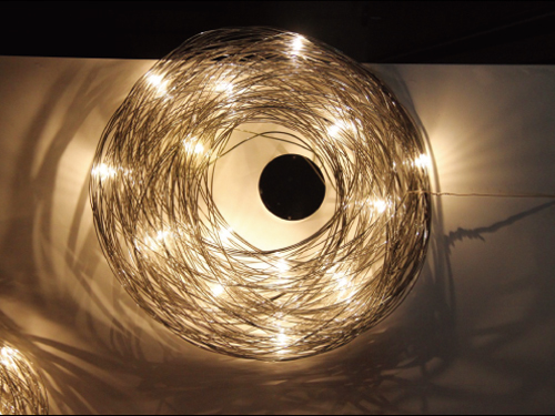 <b>BRIDG-歐洲知名品牌設計師專區</b><br>Knikerboker Srl (義大利)<br>以表面處理過的鋁線為素材，展現創新的照明藝術