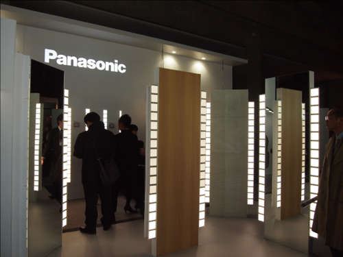 <b>次世代照明-OLED專區</b><br>
Panasonic公司展示的OLED燈片、燈具